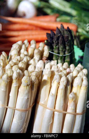 Weißen und grünen Spargel zum Verkauf Stockfoto