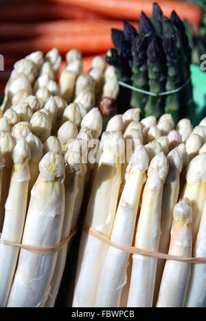 Weißen und grünen Spargel zum Verkauf Stockfoto