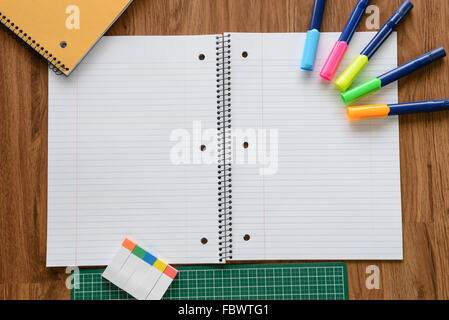 Overhead Schuss leer Notebook gleichmäßige Verteilung Linie auf Holzboden Stockfoto