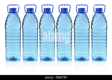Kunststoff-Flaschen Mineralwasser in einer Reihe