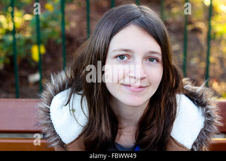 Junge Brünette Mädchen lächelnd Stockfoto