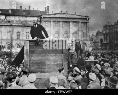 Lenins Rede. Vladimir Lenin Adressierung eine Menge von Soldaten in den Krieg in Polen im polnisch-sowjetischen Krieg (1919-21), Swerdlow-Platz (jetzt Theaterplatz/Tetrainaya Platz), Moskau, 5. Mai 1920 gehen. Leon Trotsky ist auf dem Podium zu Lenins links. Stockfoto