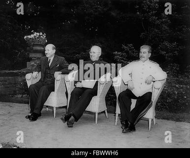 Der britische Premierminister Clement Attlee, US-Präsident Harry S Truman und der sowjetische Premier Joseph Stalin auf der Potsdamer Konferenz am 1. August 1945 Stockfoto