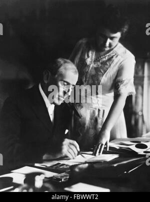 Woodrow Wilson, 28. Präsident der USA, mit seiner Frau, Edith Bolling Galt, Juni 1920 Stockfoto