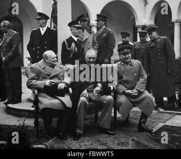Der britische Premierminister Winston Churchill, US-Präsident Franklin D Roosevelt und der sowjetische Premier Josef Stalin treffen auf die "Big Three" Konferenz von Jalta im Februar 1945, macht Pläne für die endgültige Niederlage des nationalsozialistischen Deutschen Stockfoto