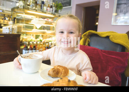 Schöne junge Mädchen an der Bar frühstücken. Stockfoto