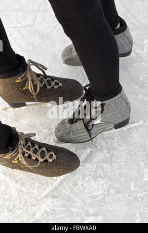 Braun und grau Ice Skating Stiefel auf Eis Stockfoto