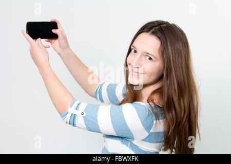 Brünettes Girl mit einem Smartphone Stockfoto