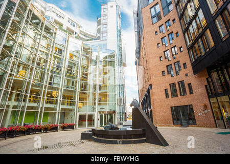 OSLO, Norwegen - 31. Juli 2014: Typisches Beispiel der skandinavischen Architektur. Äußere Gebäude in Aker Brygge ist eine beliebte Gegend f Stockfoto