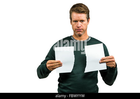 Porträt von ernsten Mann, der zerrissenen Dokumente Stockfoto