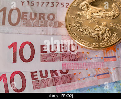 Goldmünzen auf zehn und zwanzig Euro nimmt Kenntnis von Rechnungen Stockfoto