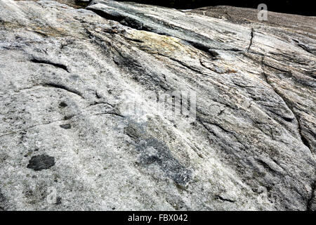 Glazial-Rillen in Granit Grundgestein, Vermächtnis der Eiszeit auf dem Gipfel des Mt. Cardigan in der Nähe von Grafton, New Hampshire. Stockfoto