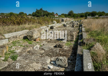 Straße zwischen öffentlichen Bad und Geschäften an Ruinen der römischen Stadt von Ulpia Oescus (Oescensium, Eskus) in der Nähe von Dorf Gigen, Bulgarien Stockfoto