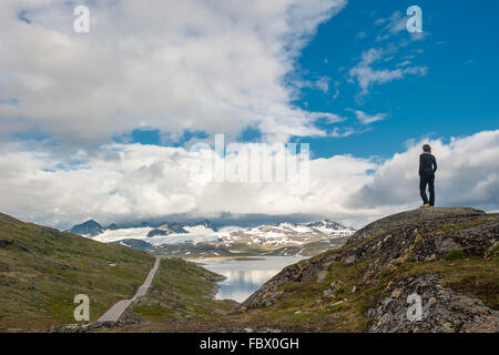 Silhouette des Reisenden an der malerischen 55 Road, Norwegen Stockfoto