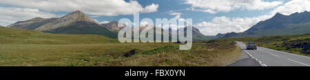 Straße führt direkt in den Cullins rot Stockfoto
