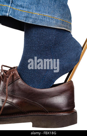 Mann trägt braune Schuhe mit Schuhlöffel isoliert auf weißem Hintergrund Stockfoto