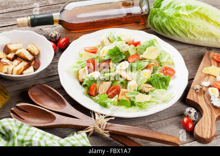 Frische, gesunde Salate und Weißwein auf hölzernen Tisch Stockfoto