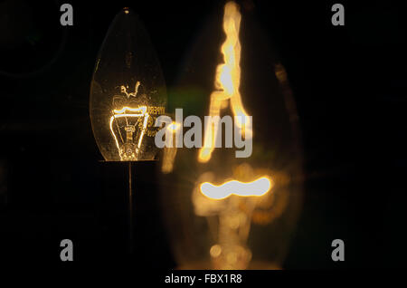 Lluminous Glühbirne in einem Spiegel Stockfoto