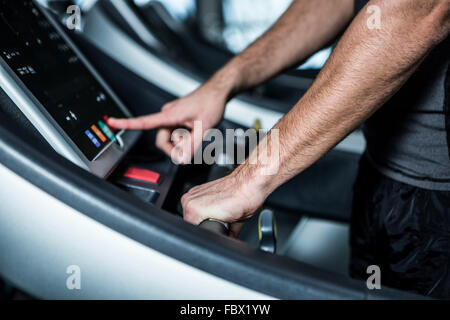 Bild von muskulöser Mann mit Laufband beschnitten Stockfoto