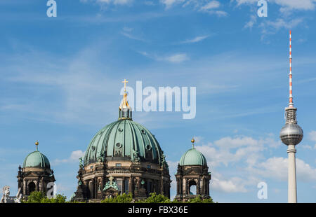 Stadtbild zeigt der Fernsehturm Fernsehturm und das Dach der Kathedrale oder Dom, in Berlin, Deutschland Stockfoto