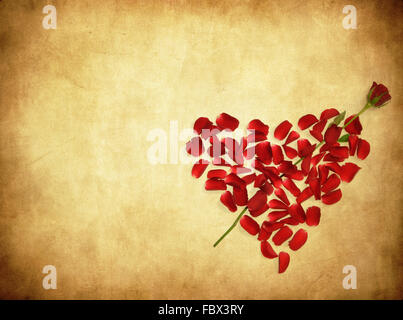 Grunge Hintergrund mit Herz gemacht Od rose Blumenblätter Stockfoto