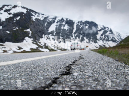 Auto fahren auf einer Straße durch eine Berglandschaft in Norwegen Stockfoto