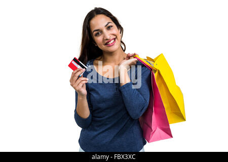 Porträt der glückliche junge Frau mit Einkaufstüten und Zahlungskarte Stockfoto