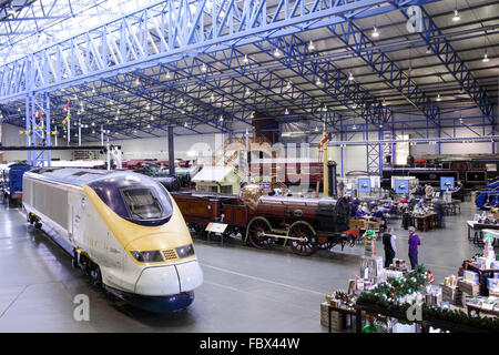 Historische Lokomotiven mit Dampf und Diesel Motoren hier innen National Railway Museum, York, England gesehen. Stockfoto