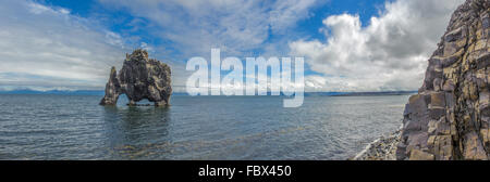 Panorama von Hvítserkur, Felsformation im Hunafjordur Fjord, Island Stockfoto