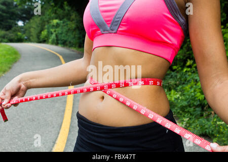 Taillenumfang auf einer Fit Frau Stockfoto