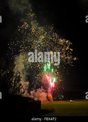 Start und die Explosion der Feuerwerk-Raketen Stockfoto