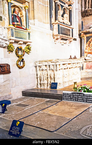 Gräber von William Shakespeare und seine Frau Anne Hathaway in der Holy Trinity Church in Stratford Upon Avon, Warwickshire Stockfoto