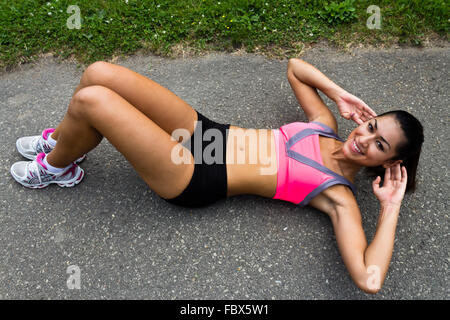 Fit junge Frau Sit im freien Stockfoto