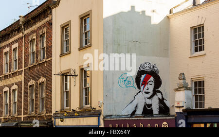 Noch gesund, street Art in Bristol von Incwel. Die Königin gebildet als Aladdin Sane, eine Inkarnation des späten David Bowie. Stockfoto