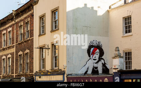 Noch gesund, street Art in Bristol von Incwel. Die Königin gebildet als Aladdin Sane, eine Inkarnation des späten David Bowie. Stockfoto