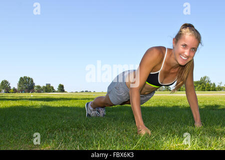 Fit, sportliche Frau tun Push Ups Stockfoto