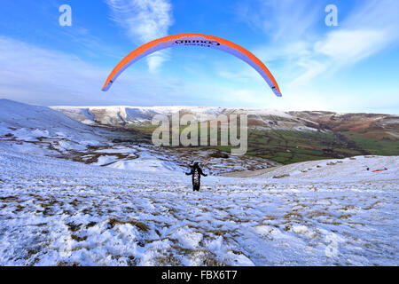 Gleitschirm, ausziehen von verschneiten Mam Tor in der Nähe von Castleton, Derbyshire, Peak District National Park, England, UK. Stockfoto