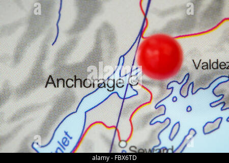 Nahaufnahme der einen roten Pin in einer Karte von Anchorage, Alaska, USA. Stockfoto