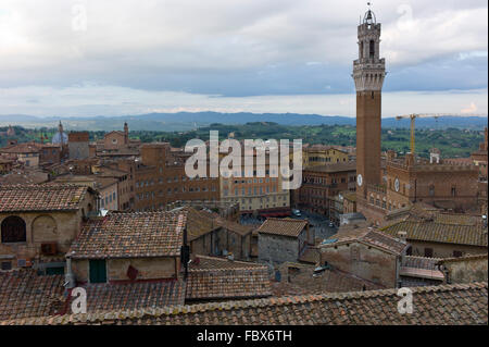 Siena, Toskana, Italien. Blick vom Museo dell'Opera des Palazzo Pubblico, Piazza del Campo, Torre del Mangia. Stockfoto