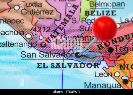 Nahaufnahme der einen roten Pin in einer Karte von San Salvador, El Salvador. Stockfoto