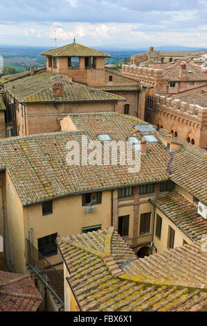 Siena, Toskana, Italien. Blick über Dächer aus Südost das Museo dell'Opera del Duomo. Stockfoto