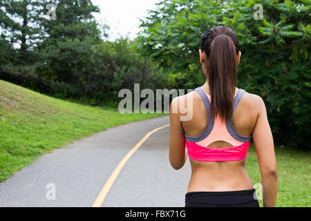 Junge Frau, die auf den jogging-Pfad Stockfoto