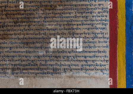 Alte Schrift / Sanskrit gemalt an den Außenwänden des buddhistischen Klosters im Dorf von Sangti, Indien. Stockfoto