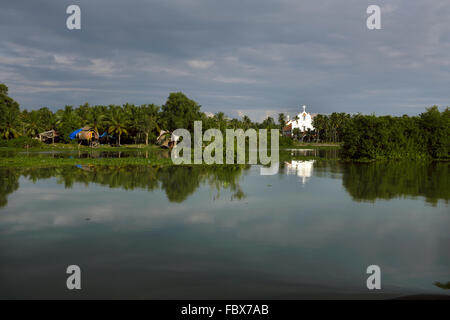 Eine Kirche am Ufer des einen Rückstau in Kerala, Indien Stockfoto