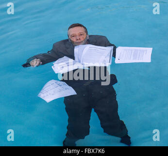 Senior woman Hypothek Darlehen Dokument im Wasser halten Stockfoto