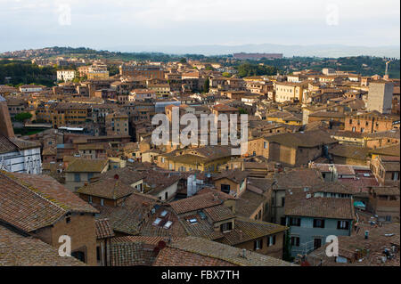 Siena, Toskana, Italien. Blick auf Häuser der Altstadt aus dem Museo dell'Opera del Duomo Stockfoto