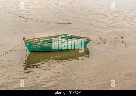 Altes kleines Fischerboot in den Gewässern des Flusses Santa Lucia in der Außenseite von Montevideo in Uruguay ruhen. Stockfoto