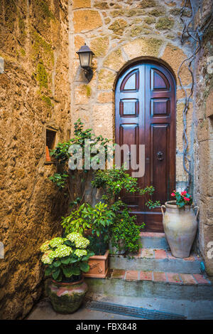 Klassische toskanische Tür im Dorf Pitigliano Stockfoto