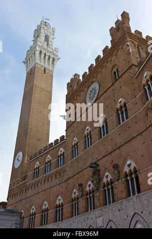 Am frühen Morgennebel um den Torre del Mangia und Palazzo Pubblico auf der Piazza del Campo in Siena, Toskana, Italien Stockfoto