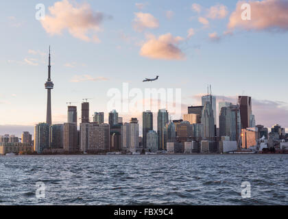 Turbo-Prop-Flugzeug landet auf dem Flughafen Billy Bishop Stockfoto